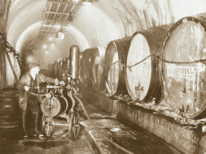 1928, přečerpávání piva