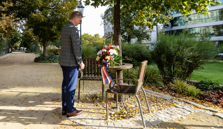 Václav Havel se narodil před 86 lety, Plzeň jeho památku uctila velmi komorně