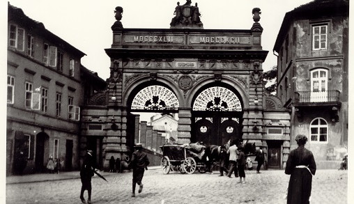 1913, formanský vůz vyjíždějící z Jubilejní brány, zdroj: archiv Plzeňského Prazdroje
