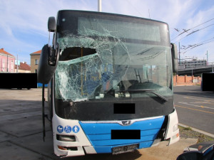 Autobus prorazil zeď a málem skončil v kolejišti, řidič zapomněl na ruční brzdu