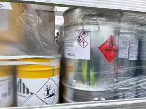 Přepravu nebezpečných věcí kontrolovali inspektoři na dálnici D5, našli i radioaktivní materiál