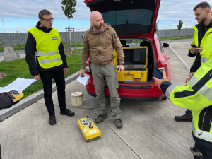 Tento muž převážel speciální radioaktivní přístroj