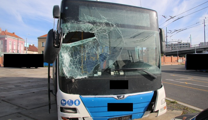 Autobus prorazil zeď a málem skončil v kolejišti, řidič zapomněl na ruční brzdu
