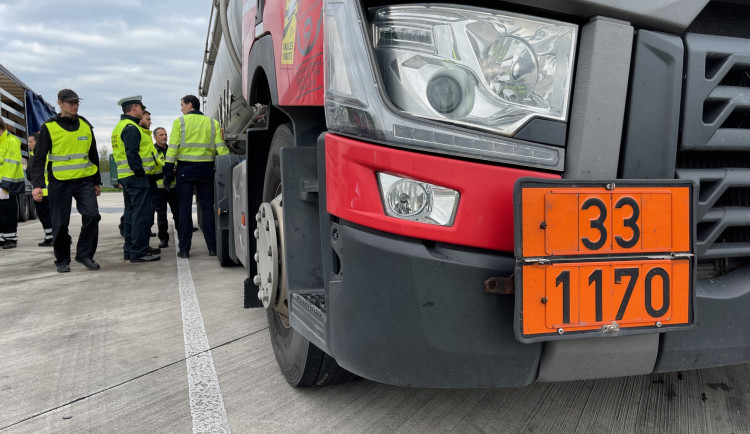 Přepravu nebezpečných věcí kontrolovali inspektoři na dálnici D5, našli i radioaktivní materiál