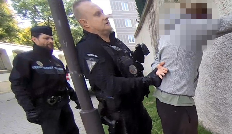 Agresivní muž se pokusil sebrat strážníkovi pistoli, problémový opilec putoval na záchytku v poutech