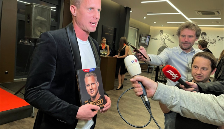 Skupina lidí vyhrožovala muži zbraní. Obvinění má čelit i plzeňský fotbalista David Limberský