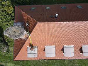 Čápi odletěli do teplých krajin, ve výškách začíná sezóna náročné údržby a čištění jejich opuštěných hnízd