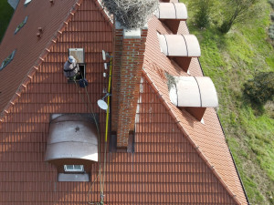 Čápi odletěli do teplých krajin, ve výškách začíná sezóna náročné údržby a čištění jejich opuštěných hnízd