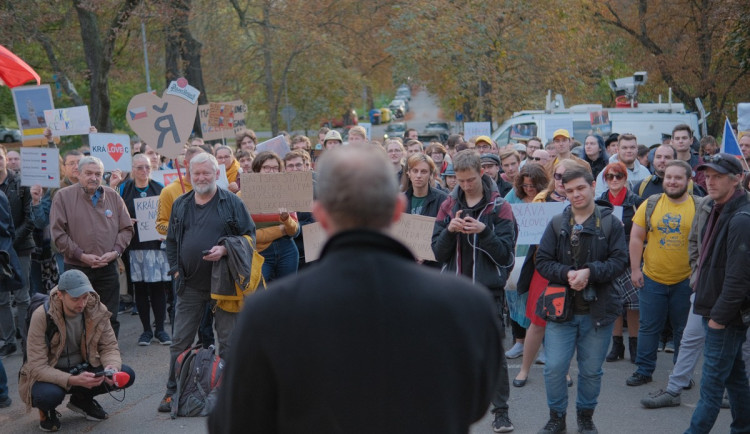 FOTOGALERIE: Lidé demonstrovali před ruskou ambasádou. Chtějí vrátit Kaliningrad Česku