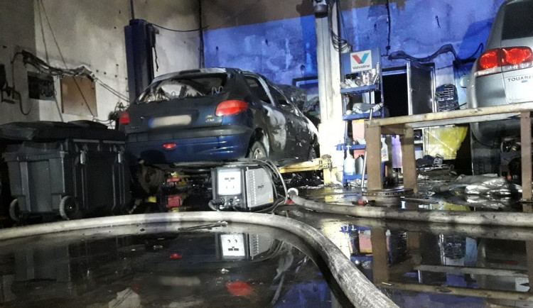 Přímo v autoservisu shořelo auto na zvedáku, škoda je 100 tisíc korun