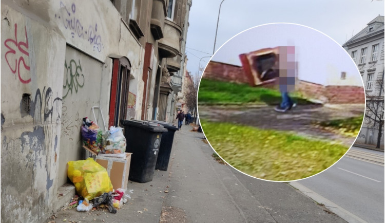 Muž zřejmě zapomněl cestu do sběrného dvora a staré křeslo odhodil u popelnic, natočila ho kamera