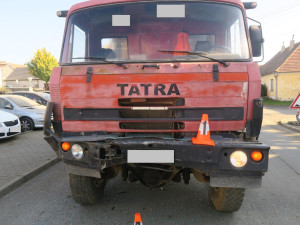 Silně opilý řidič náklaďáku způsobil nehodu, auto mělo propadlou technickou a poškozené pneumatiky