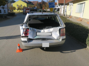 Silně opilý řidič náklaďáku způsobil nehodu, auto mělo propadlou technickou a poškozené pneumatiky