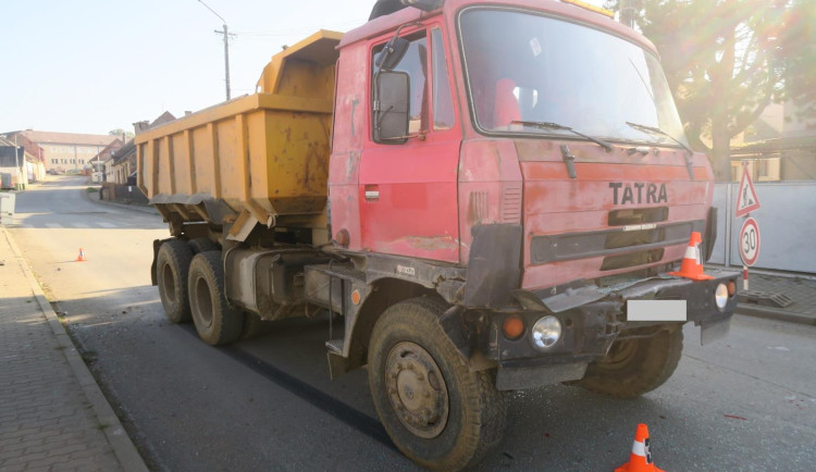 Silně opilý řidič náklaďáku způsobil nehodu, auto mělo propadlou technickou a poškozené pneumatiky