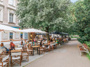 Plzeňští restauratéři dostanou manuál k předzahrádkám, nemají překážet chodcům
