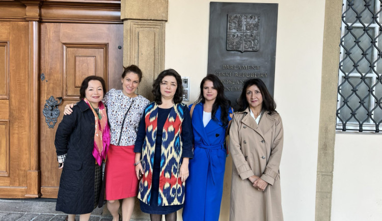 Rahima Mahmut, Eva Decroix, Kelbinur Sidik, Iveta Vancáková a Gulbahar Haitiwaji