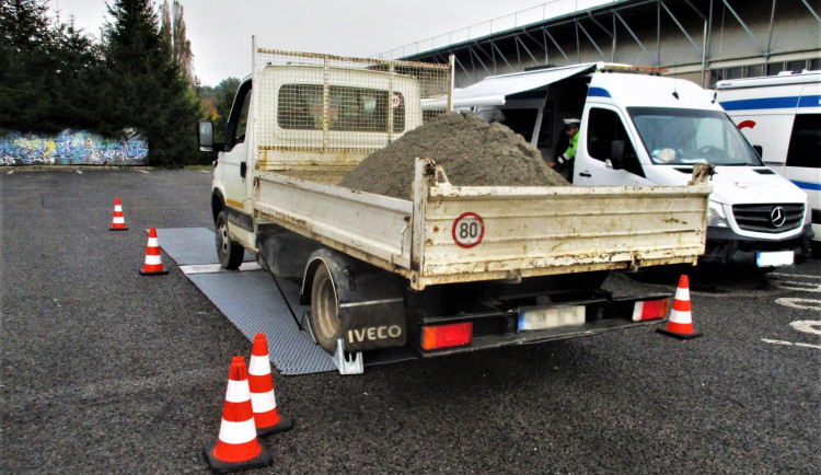 Řidič přetížil nákladní vozidlo o 857 kilogramů, navíc řídil pod vlivem drog