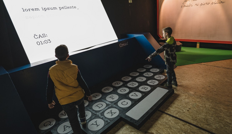 Světelná interaktivní rodinná expozice v DEPO2015 promění návštěvníky v Lovce znaků