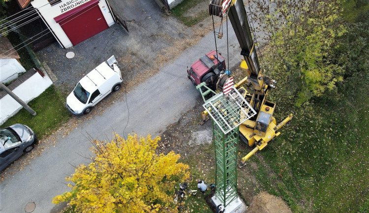 Malebná obec nechtěla přijít o své čápy, podařilo se vybudovat nový stožár pro jejich budoucí hnízdo