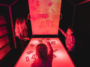 Světelná interaktivní rodinná expozice v DEPO2015 promění návštěvníky v Lovce znaků