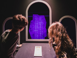 Světelná interaktivní rodinná expozice v DEPO2015 promění návštěvníky v Lovce znaků