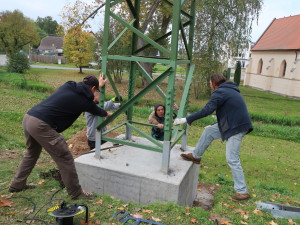 Malebná obec nechtěla přijít o své čápy, podařilo se vybudovat nový stožár pro jejich budoucí hnízdo