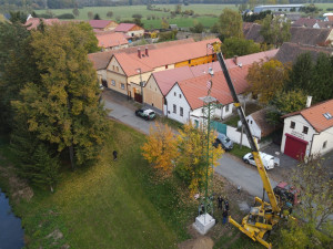 Malebná obec nechtěla přijít o své čápy, podařilo se vybudovat nový stožár pro jejich budoucí hnízdo