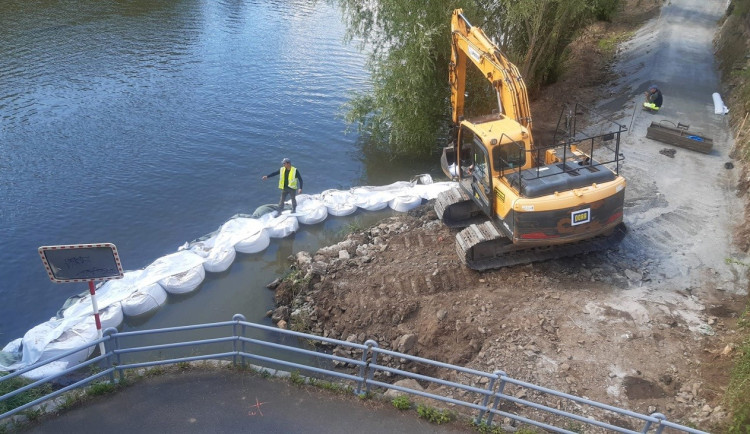 Archivní foto z letních prací na rozšíření greenway stezky podél Radbuzy u mostu v Malostranské ulici na Slovanech