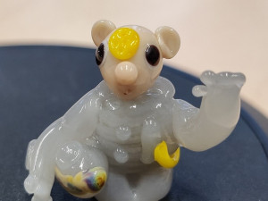 Skleněný Hurvínek už si poletuje ve vesmíru, komunikovat s ním bude ze Země jeho taťulda Spejbl