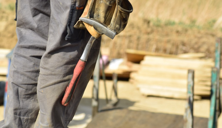Podvodníci cílí ve velkém na seniory, nabízí jím drobné opravy za přemrštěné částky