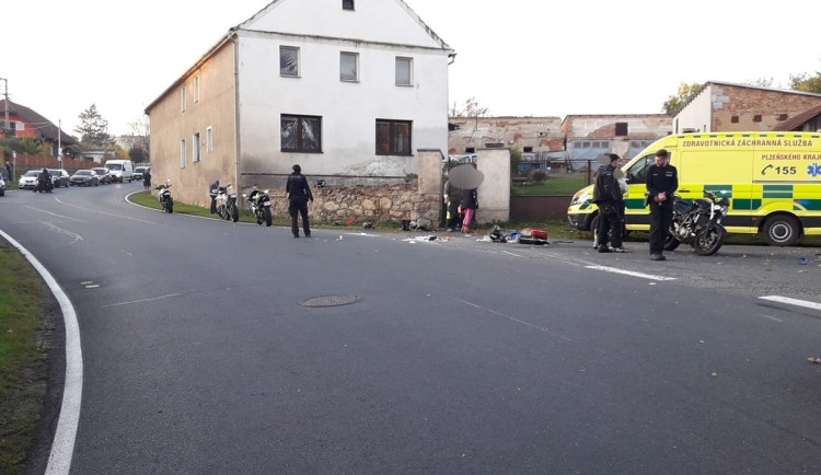 Motorkáře smetla řidička osobáku, muž utrpěl velmi těžké zranění. Na místě zasahovali letečtí záchranáři