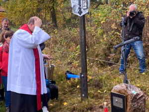 Křížku pak požehnal farář Jan Kulhánek