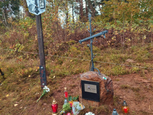 Památku tragicky zesnulého slavného Šumaváka Emila Kintzla připomíná pamětní kříž v Kašperských Horách. Stojí hned vedle křížku jeho syna Petra