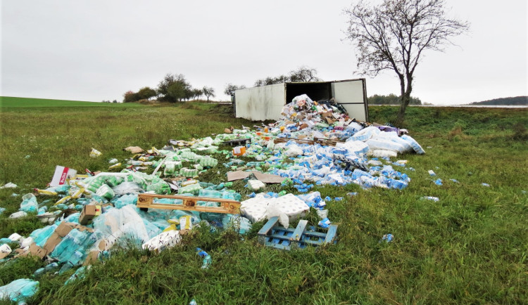 Celý náklad potravin vyletěl z kamionu na louku, vozidlo dostalo na mokru smyk a pak se převrátilo