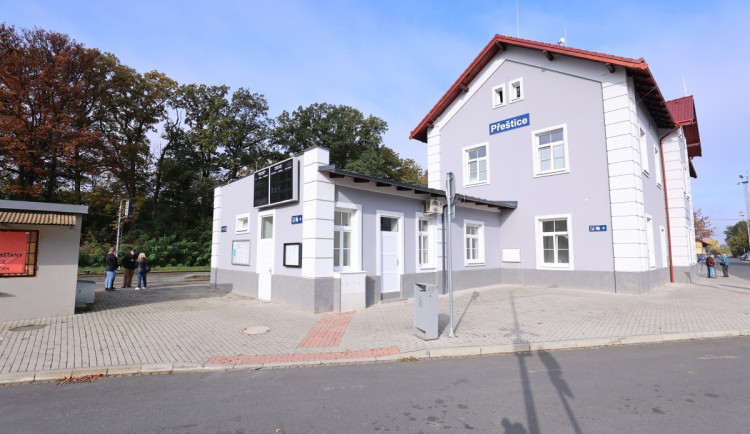 Téměř 150 let stará výpravní budova v Přešticích se dočkala obnovy za celkem 21 milionů