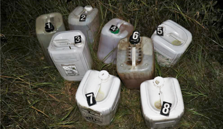 Pachatelé se snažili palivo přečerpat do většího množství plastových kanystrů i dalších nádob pomocí hadice. Všechny pak zůstaly na místě činu. 