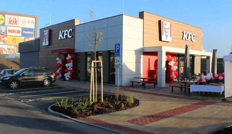 SOUTĚŽ: Plzeňáci si zamilovali křupavé kuřecí kousky. KFC otevřelo již šestou restauraci v Plzni!