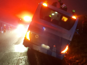 Autobus havaroval a skončil v příkopu, hasiči dostali ven cestující střešním otvorem