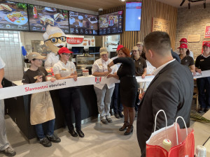 Plzeňáci si zamilovali křupavé kuřecí kousky. KFC otevřelo již šestou restauraci v Plzni!