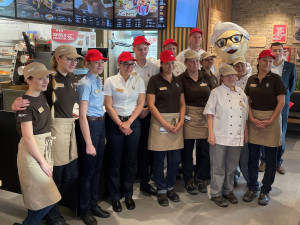 Plzeňáci si zamilovali křupavé kuřecí kousky. KFC otevřelo již šestou restauraci v Plzni!