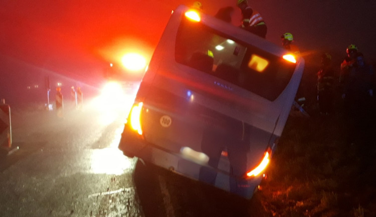 Autobus havaroval a skončil v příkopu, hasiči dostali ven cestující střešním otvorem