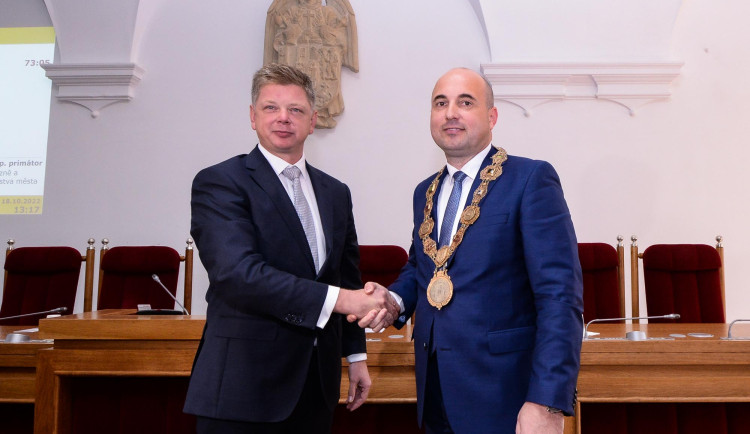 Primátorem Plzně se stal krajský šéf ANO Roman Zarzycký (vpravo). Vlevo teď již bývalý primátor Pavel Šindelář