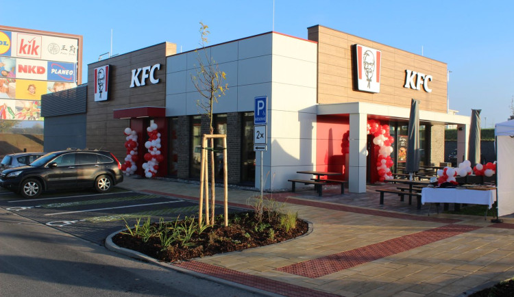 Plzeňáci si zamilovali křupavé kuřecí kousky. KFC otevřelo již šestou restauraci v Plzni!