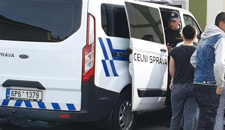Celníci podnikli razie ve firmách, zjistili téměř 200 cizinců podezřelých z nelegální práce a porušení zákona