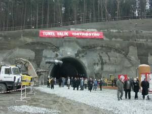 Po dálnici D5 jezdíme už 40 let, poslední úsek se otevřel před 16 lety. Stavbu provázely mohutné protesty a tuhé soudní spory