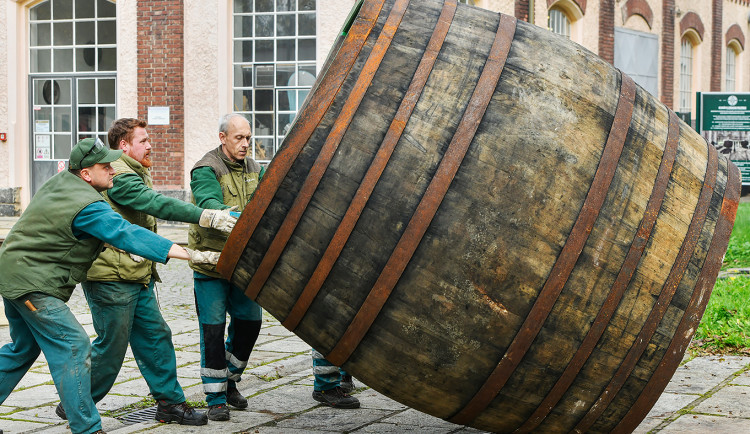 Bednáři z Plzeňského Prazdroje smolili 14 obřích ležáckých sudů tradiční metodou