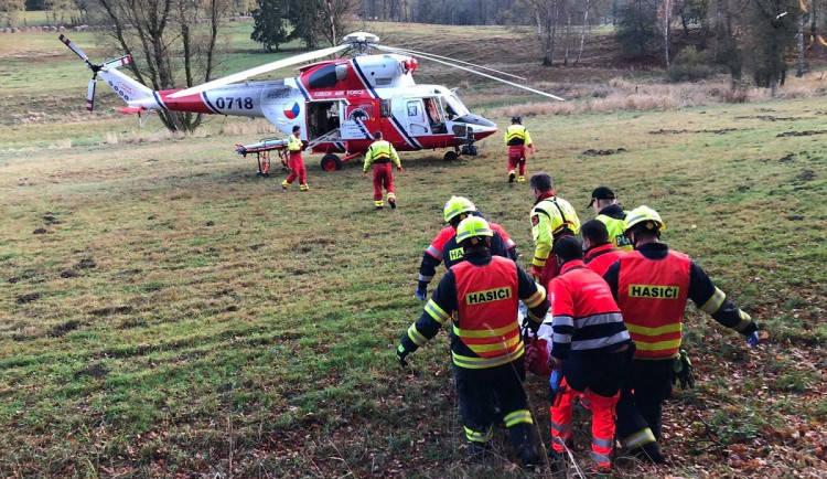 Rozjetý kamion smetl chodce, který mu náhle vstoupil do vozovky. Muž utrpěl velmi těžká mnohočetná zranění