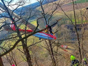 VIDEO: Kluzák na letiště nedoletěl a skončil ve větvích stromů, podle odborníků chyboval pilot