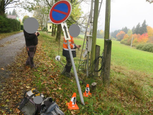 Neznámý řidič náklaďáku se dřevem zpřetrhal telefonní vedení, zdemoloval dva sloupy, jednu značku a ujel