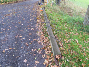 Neznámý řidič náklaďáku se dřevem zpřetrhal telefonní vedení, zdemoloval dva sloupy, jednu značku a ujel